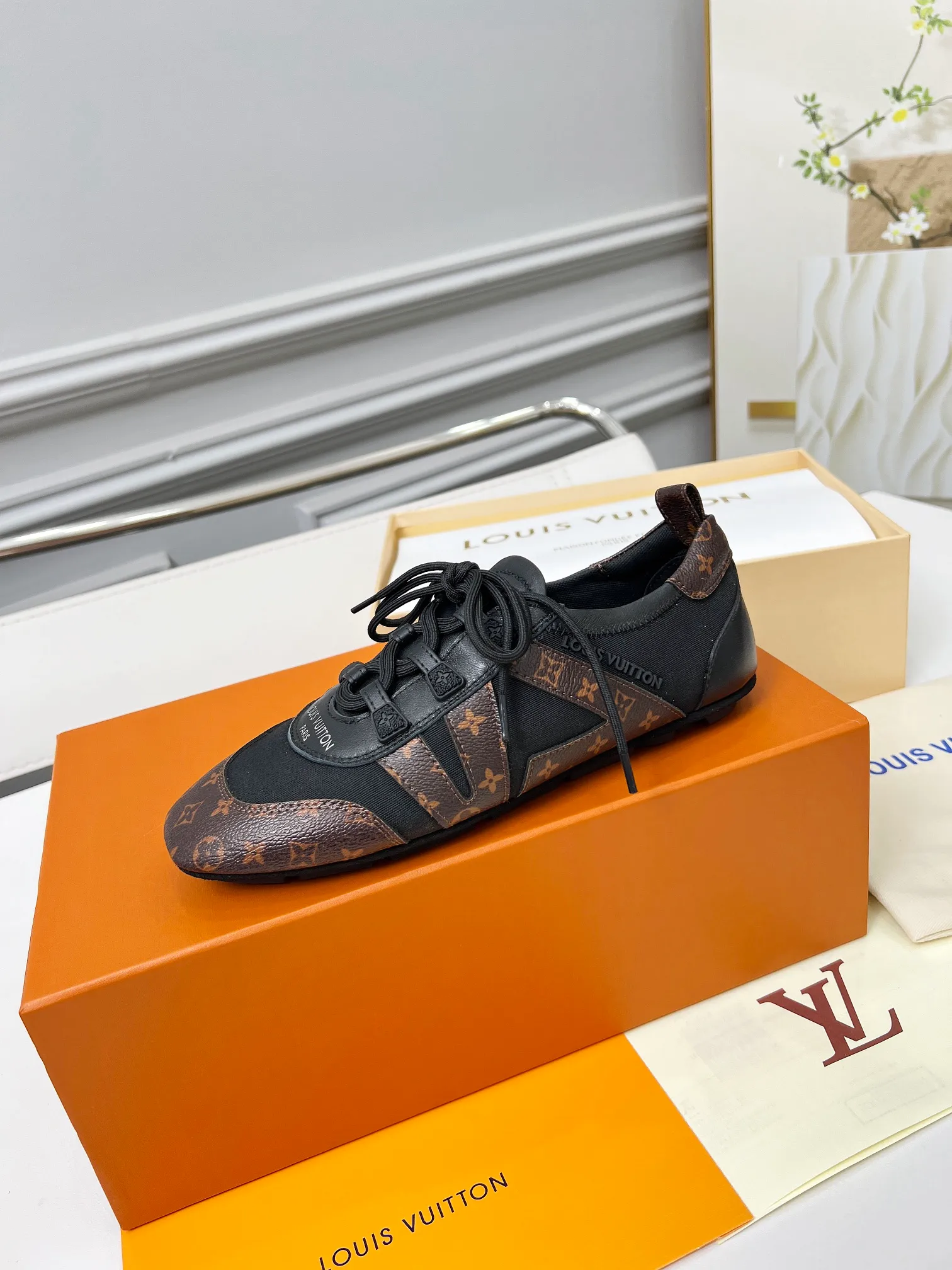 👟👟Ex-factory price 600👟👟 LV Sneakerina ballet-style sneakers are made of soft sheepskin and suede cow leather trimmings, and Monogram canvas is used to write the LV letters on the side, combining the light structure of ballet shoes with the comfortable texture of sneakers. Sacchetto craftsmanship and an injection-molded outsole complete the package, allowing for flexibility in a variety of looks. Code number: 35~41, colors are being updated...